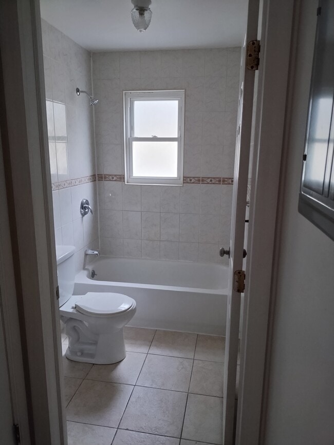 Full bathroom - 23939 148th Ave Unit 2