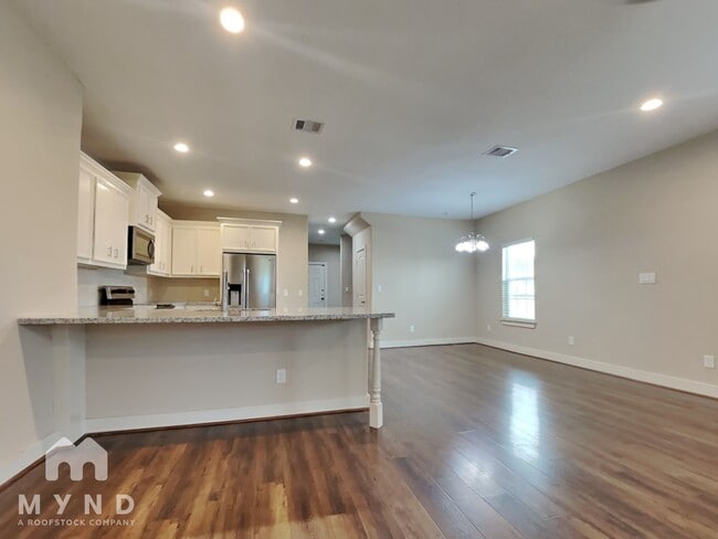 Photo - 5003 Higgins St