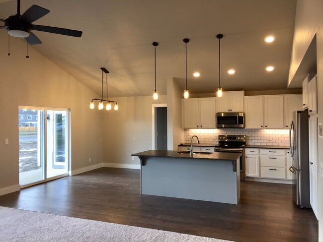 Spacious 4 Bedroom Home Near Gallatin Regi... - Spacious 4 Bedroom Home Near Gallatin Regi...