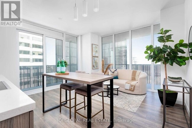 Photo - 8 Eglinton Ave E Unité 2005