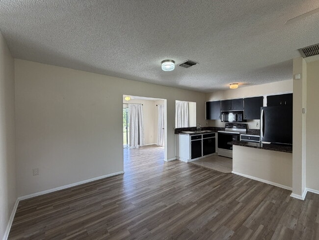 "Charming 1-Bed Oasis in Warm Mineral Springs - Cozy Living with 909 Sq Ft of Comfort!"