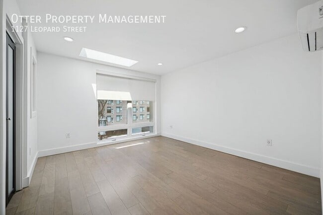 Photo - 1127 Leopard St