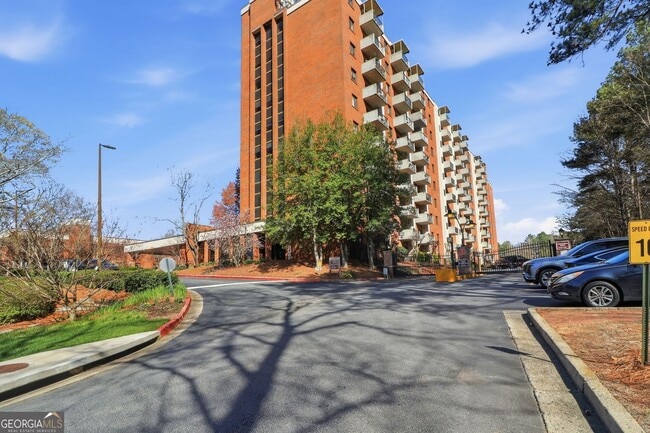 Building Photo - 300 Johnson Ferry Rd Unit B202