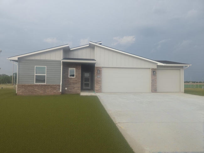 Building Photo - Modern 3-Bedroom Single-Family Home for Re...