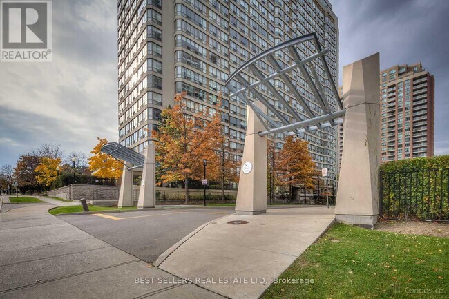 Photo - 1359 Rathburn Rd E Unit 1802