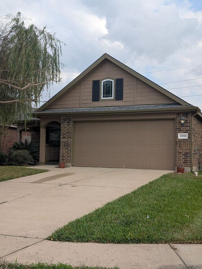 Building Photo - 3BR w/ Solar Near Villages of Northpointe West