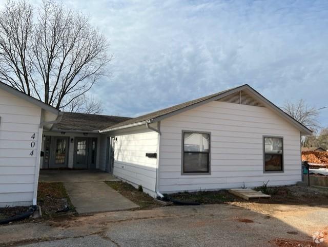 Building Photo - 424 SE G St Rental