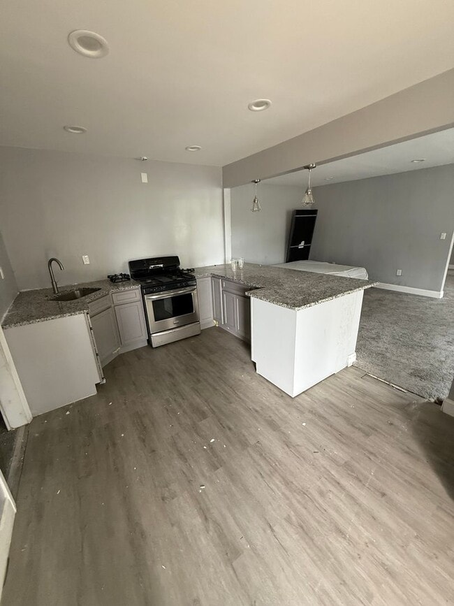 Building Photo - *Coming Soon October 15th* Updated 2 bedro... Unit B2