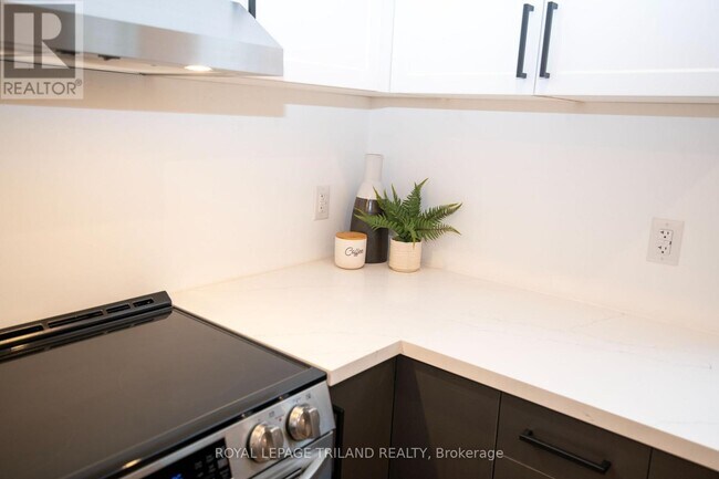 Photo - 425 Dundas St