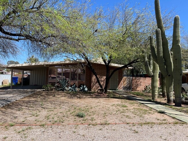 Building Photo - Central 3 Bedroom 2 Bath Burnt Adobe Home with Pool