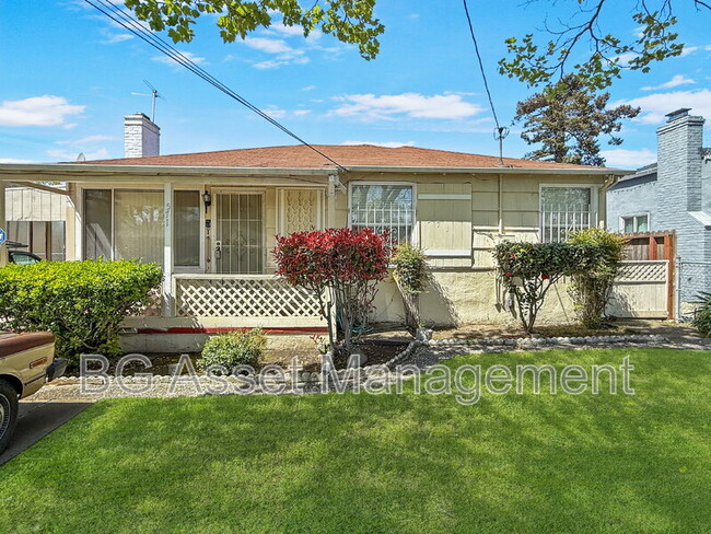 Building Photo - 571 El Paseo Dr