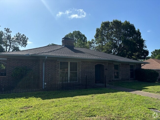 Building Photo - Brick 3/2/2 in Nice Denison Neighborhood O... Rental