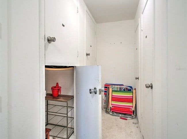 Los almacenes cerrados con llave son - 125 5th Ave NE Unidad 180