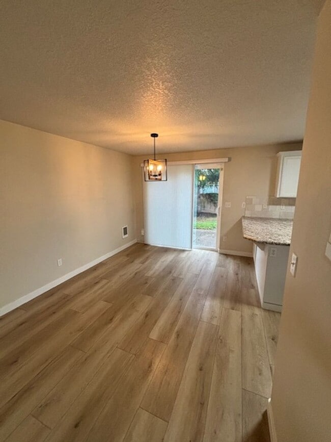 Photo - 3 Bedroom 2.5 Bath Newberg OR