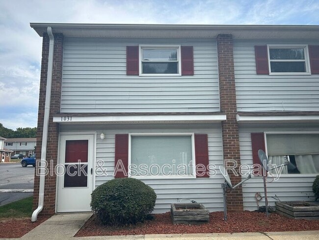 Building Photo - 1031 Salisbury St Unit A