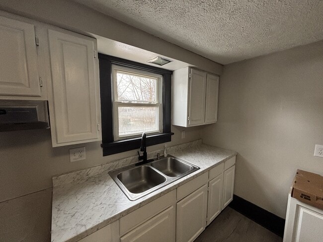 Photo - 525 Pike Ave SW