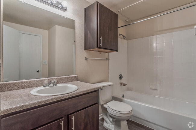 2BR, 2BA - 1075 SF B2R - Bathroom