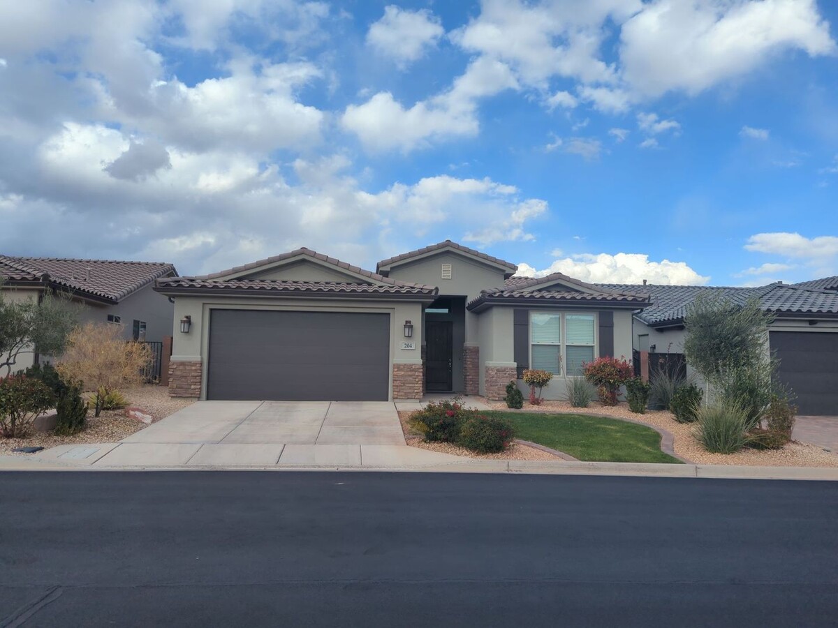 3 Bedroom 2 Bath Home - Dog Friendly! - 3 Bedroom 2 Bath Home - Dog Friendly!