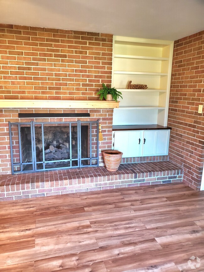 Den with Gas Fireplace - 4000 Navaho Dr Rental