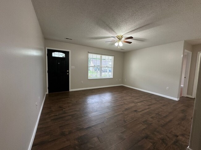 Photo - Peaceful Single-Level Living in a Charming Kodak Neighborhood