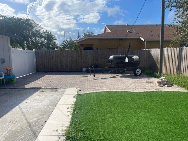 Photo - 113 NE 5th Ave