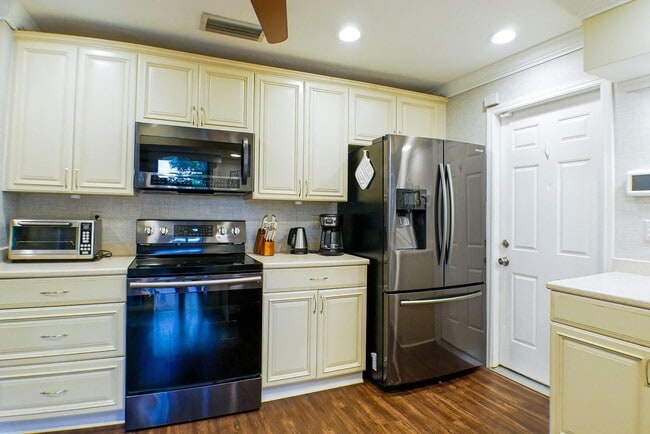 Photo - Beautifully updated 3-bedroom, 2-bathroom fence yard home in Fort Myers