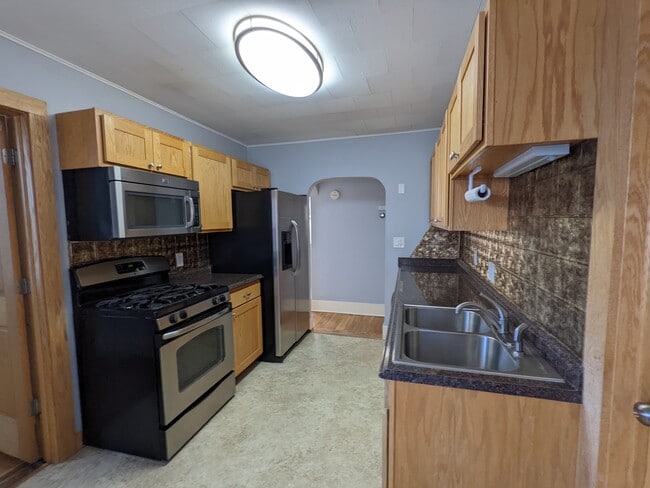 Kitchen - 506 W College St Unit 506