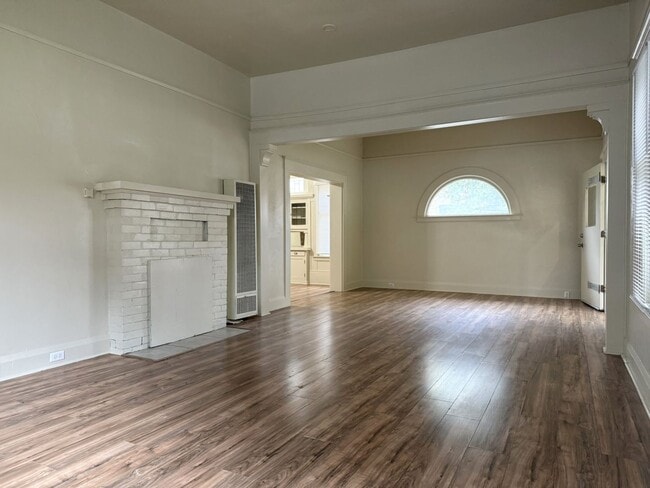 Photo - Endearing 2/1 Available Now!!!