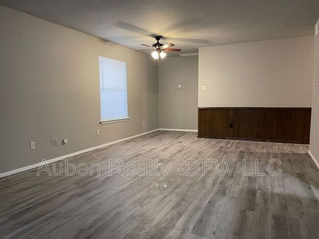 Photo - 921 W Rochelle Rd