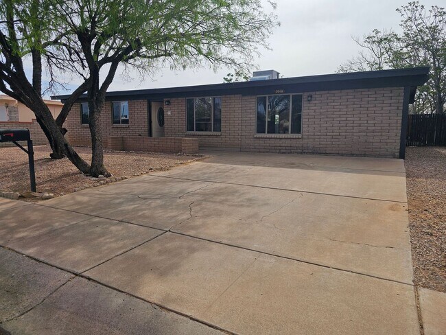 Building Photo - 5018 E Evergreen Dr
