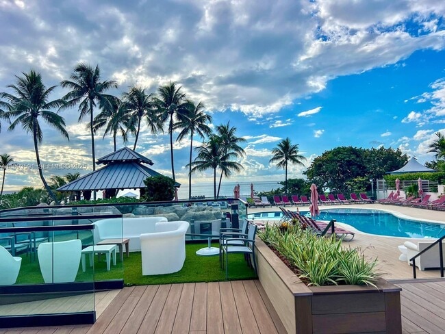 Building Photo - 5225 Collins Ave Unit 517