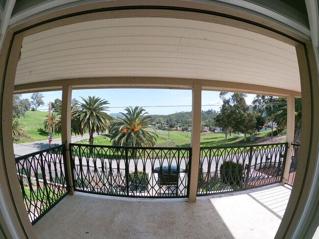 Vista del dormitorio 1 con balcón - 17350 Pinnell St Unidad A