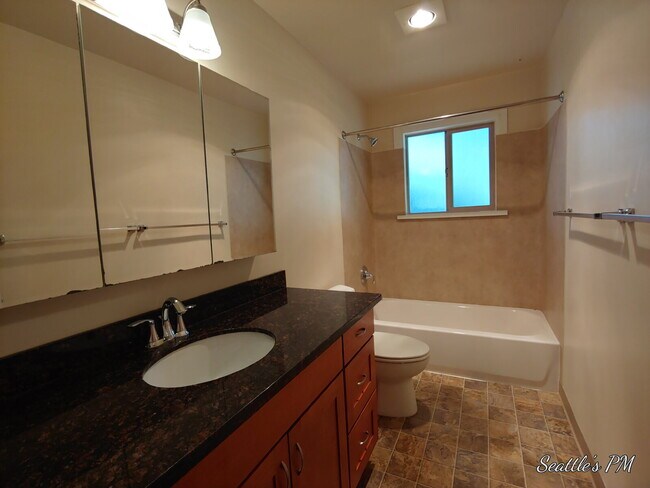 Photo - Spacious Top Floor 2 Bedroom Apt with Parking-Minutes from Alki Unidad 4