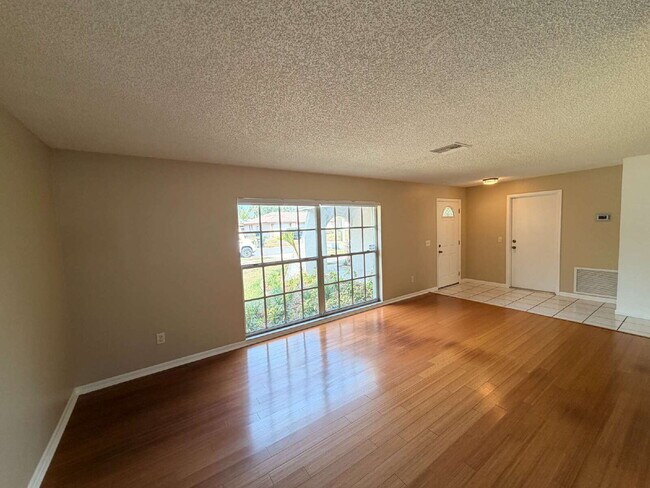 "Discover Your Oasis: Stylish 3-Bed, 2-Bath Home with Granite Touches & Private Pool in Tampa!"