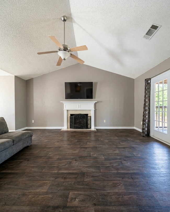 Photo - 1885 Roxey Ln