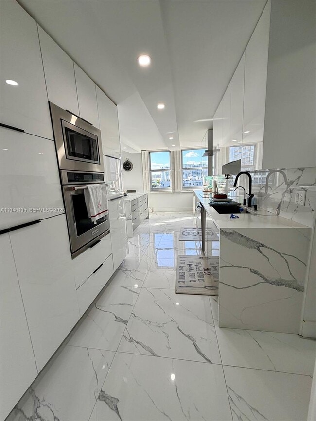 Building Photo - 1920 S Ocean Dr Unit 5A