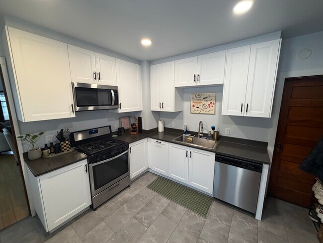 Building Photo - 1819 4th St NE Unit 1