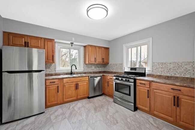 Building Photo - Stunning 3 bedroom home in Penn Hills available April 1st!