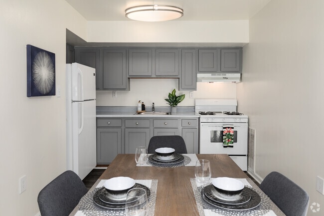 2BR,1BA - 965SF - Dining