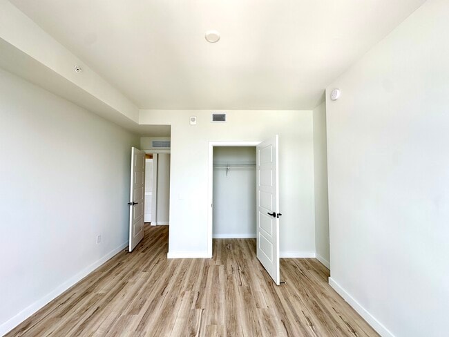 Building Photo - 527 SW 5th Ave Unit C1