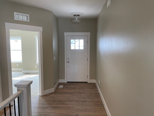 Photo - 775 Silvermaple Dr