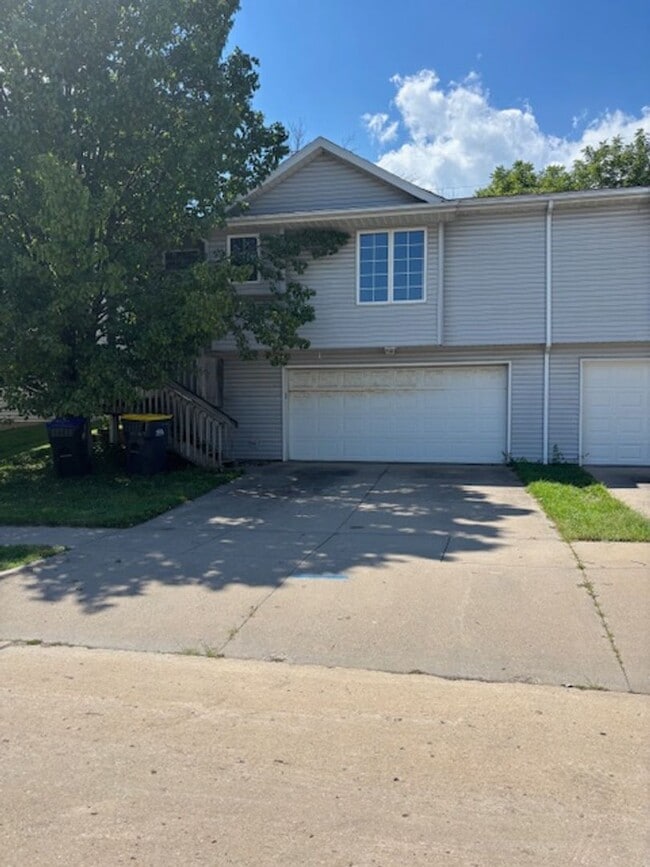 Building Photo - 3 bedroom, 2 bath townhouse in Iowa City r...