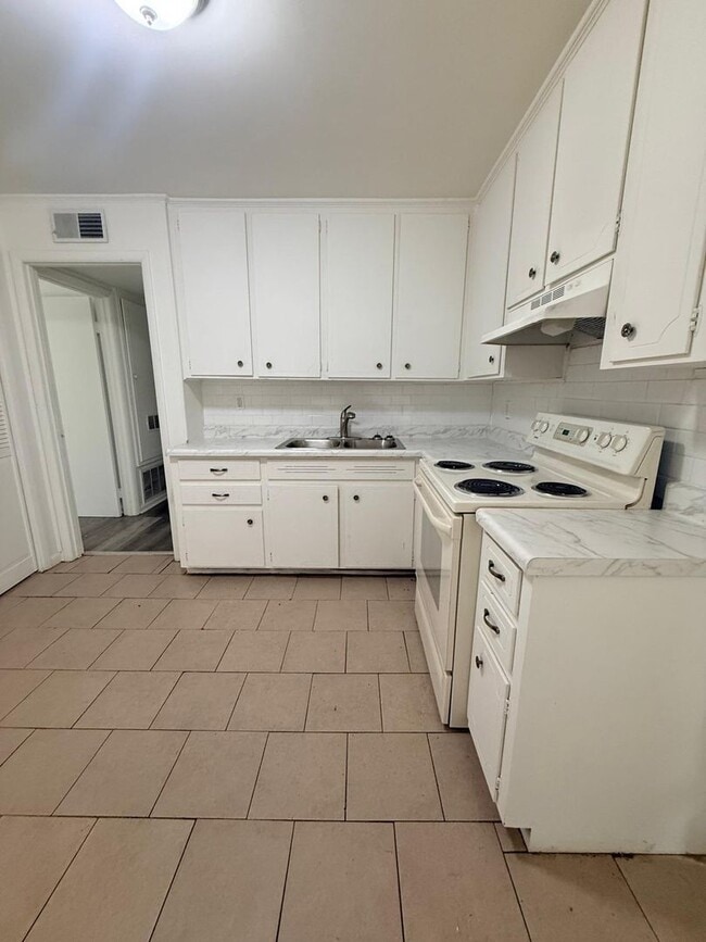 Building Photo - FOR RENT – 4 BEDROOM HOME AVAILABLE NOW