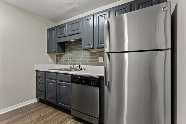 Linden (Renovated) - 2 Bed / 2 Bath - 1,100 Sq.Ft. - The DeSoto