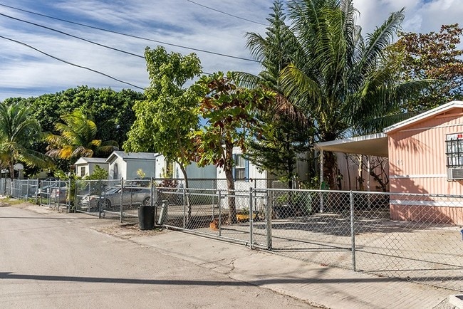 Photo - Palm Lakes Mobile Home Park