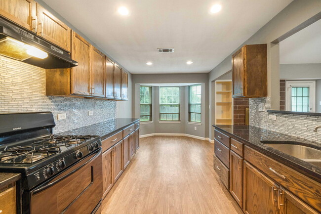 Photo - 16336 Edgemere Dr