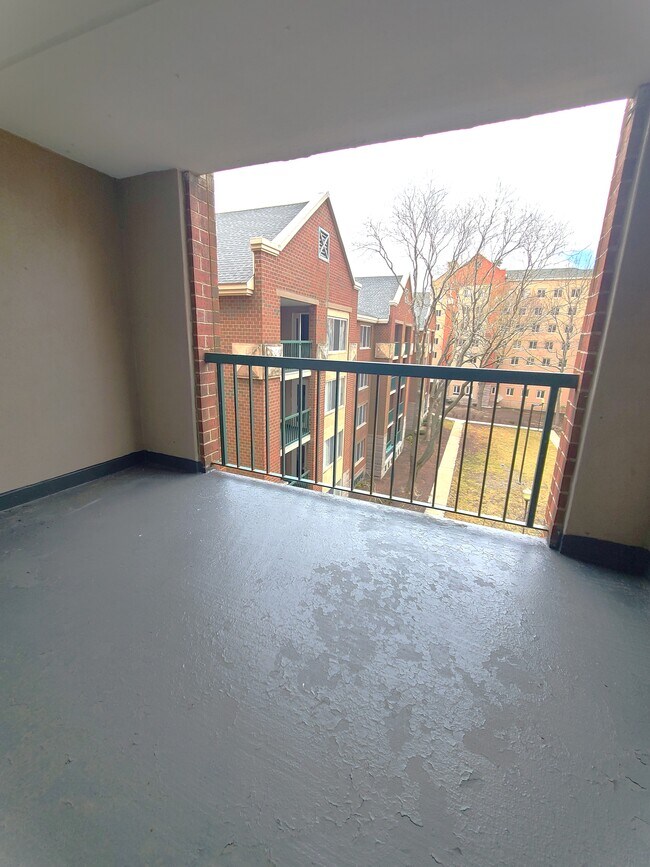 Photo - 1 S Point Dr Apartments
