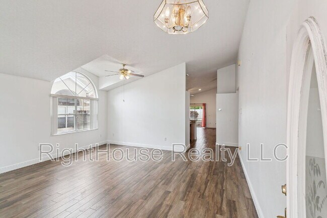 Photo - 2732 Cahill Way