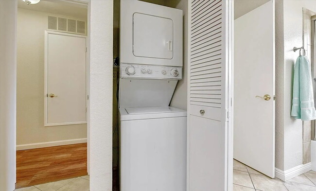 Building Photo - Light and bright 1b/1b unit in the desirable gated community in the heart of Silicon Valley.