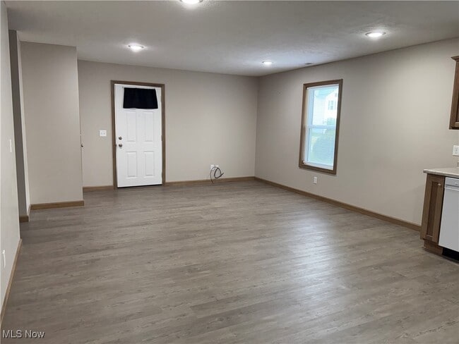 Photo - 430 2nd Dr NE